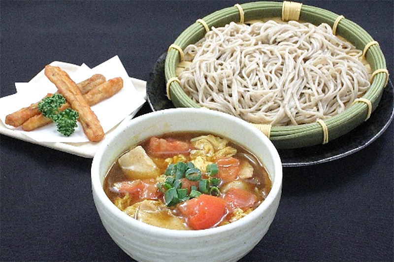 「とちぎのトマト」と卵のカレーつけ汁そば